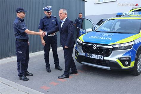 Nowe oznakowane radiowozy już trafiają do komend Policja takich aut