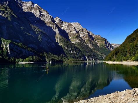 Rasakan Sensasi Olahraga Mountain Lake Dan Aktivitas Standup Paddle Di Swiss Foto Latar belakang ...