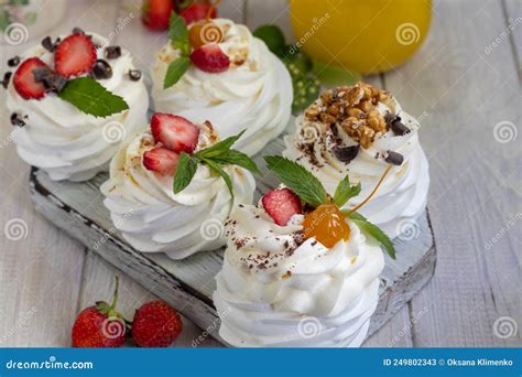 Pasteles De Meringue Pavlova Con Crema Batida Y Hojas De Fresa Frescas