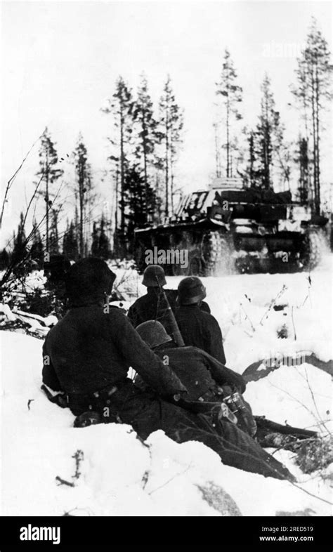 Deutsche Soldaten 1941 Noveber Fotos Und Bildmaterial In Hoher