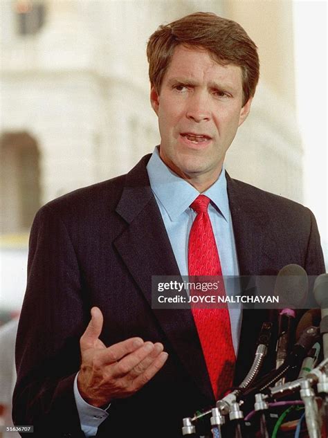 Us Senator Bill Frist Holds A Press Conference 27 July On The Lawn Of News Photo Getty Images