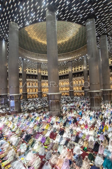 Shalat Tarawih Pertama Di Masjid Istiqlal Antara Foto