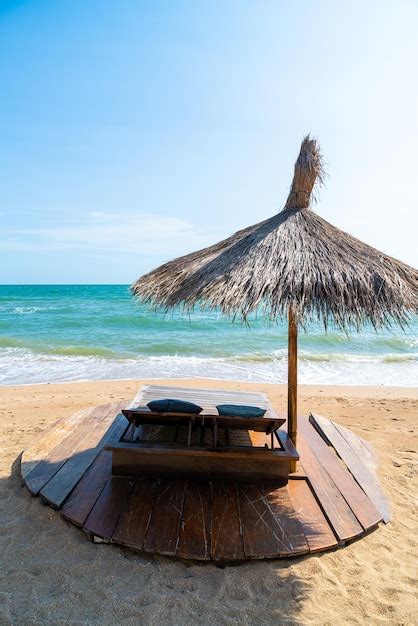 Silla De Playa Y Sombrilla Con Fondo De Playa De Mar Foto Premium