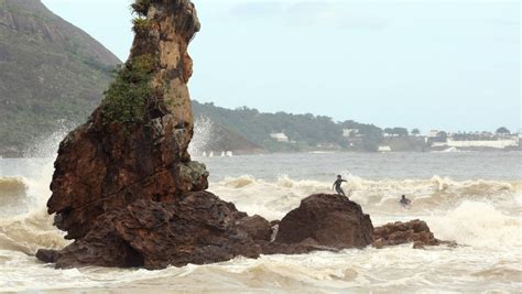 Ressaca Invade Pistas Da Orla Do Rio Veja Fotos