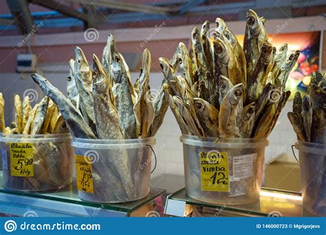 Pescados Salados Secados En El Contador En Venta Bocado Tradicional De