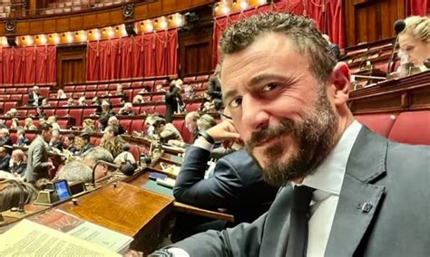 Un Deputat Din Partidul Lui Meloni A Venit Cu Pistolul La Petrecerea De