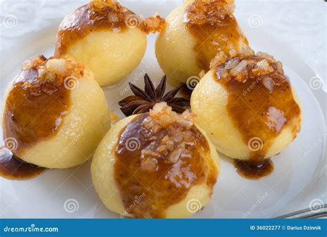 Bolinhas De Massa Da Batata Um Enchimento Da Carne Imagem De Stock