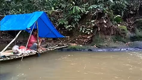 Camping Hujan Deras Di Atas Air Membangun Shelter Sederhana Mancing