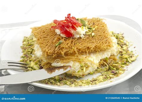 Postre Turco Kunefe Kunafa Kadayif Con Pistacho En Polvo Y Queso Imagen