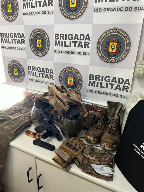 BM prende dupla por posse ilegal de arma e apreende veículo roubado