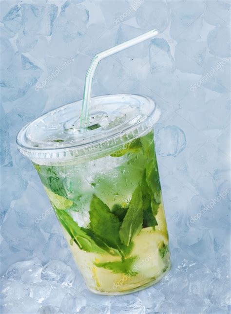 Cóctel mojito en vaso de plástico con hielo fotografía de stock