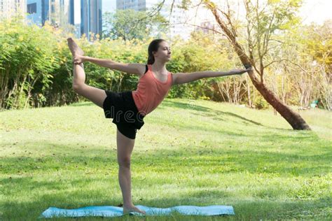 Des Adolescents Faisant Le Yoga Dans Les Parcs Cadre De Jeune Fille