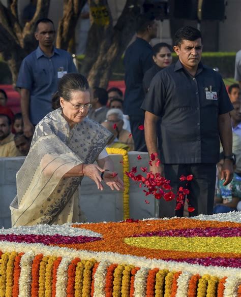 महात्मा गांधी की 150वीं जयंती Pm मोदी राष्ट्रपति और राहुल ने राजघाट पहुंच दी श्रद्धांजलि