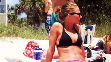 La foto de una mujer en bikini en la playa que se viralizó por una pálida razón Infobae