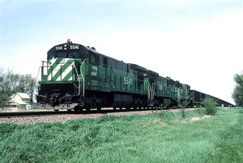 Bn 5541 050085 BN 5541 Leans A Empty WISX Coaler Thru Merr Railfan