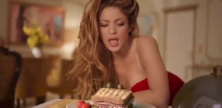 El anuncio surrealista de Shakira cantando y bailando salsa con un sándwich