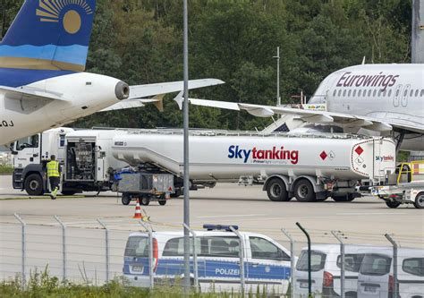 Flughafen Köln Bonn Klima Aktivisten kleben sich fest