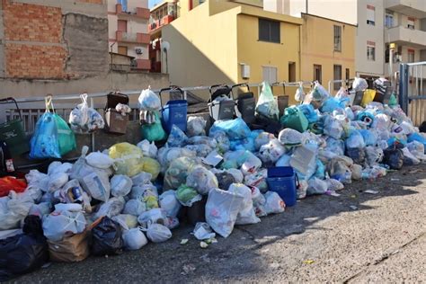 Emergenza rifiuti a Reggio Calabria adesso il Sindaco Falcomatà pensa