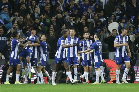 Fc Porto Goleia Benfica Que Perde Primeiro Lugar Para O Sporting