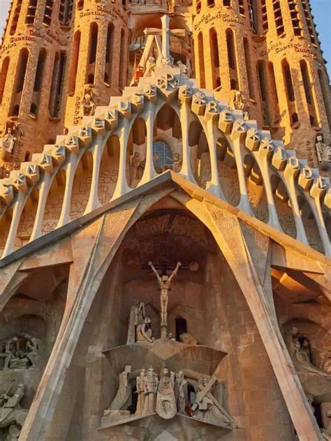 Esplorazione Della Facciata Della Sagrada Familia Storia E Significato