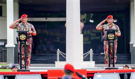 Kapolri Dan Panglima Tni Dapatkan Baret Merah Dan Brevet Komando Dari Pasukan Elite Kopassus