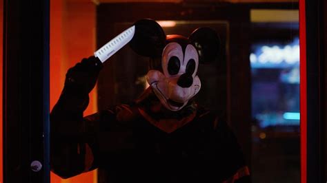 Mickey Mouse Entra Em Dom Nio P Blico E Vira Assassino Em Trailer De