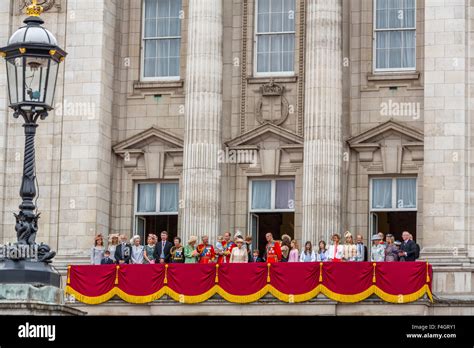 The Royal Family on the Balcony of Buckingham Palace Stock Photo - Alamy