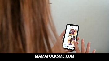 MamaFucksMe Milf Cachonda Follando A Su Hijastro Cuando Su Esposo No