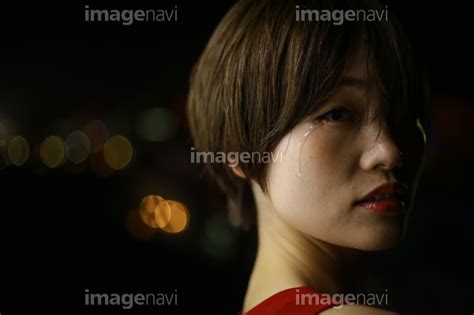 【涙を流す女性】の画像素材41414982 写真素材ならイメージナビ