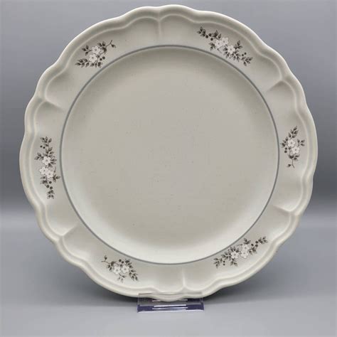 Vintage Pfaltzgraff Heirloom Dinner Plates Gray White Flowers