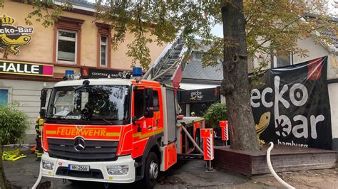 Dachstuhl in Brand Feuerwehr Hamburg rückt mit Großaufgebot an