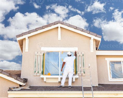 Pintor De Casas Profesional Que Pinta Las Molduras Y Las Persianas De