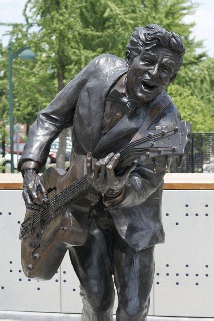 Chuck Berry Statue Explore St Louis Saint Louis Usa St Louis Mo