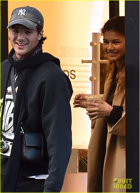 Zendaya Gets a Kiss on the Head from Jacob Elordi in NYC! | Photo ...