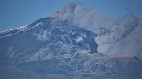 Etna In Eruzione Esplosioni E Cenere Chiuso Aeroporto Di Catania Fino