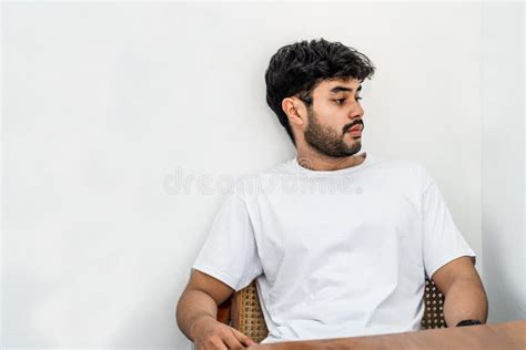 Imagen De Burla De Un Joven Barbudo Haciendo Una Pose Con Una Camisa