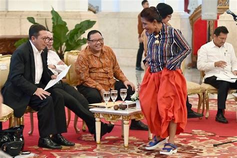 Susi Pudjiastuti Dan Sepatu Sandalnya Di Istana Negara