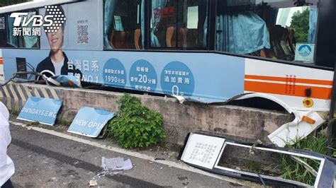 公車司機恍神！新店環快自撞玻璃全裂、車門掉 4乘客傷