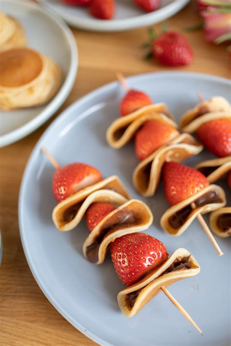 Süße Pfannkuchen Spieße mit Erdbeeren TRYTRYTRY