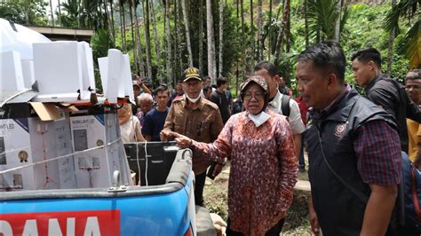 Tinjau Langsung Korban Banjir Longsor Pesisir Selatan Mensos Risma