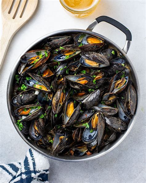 Steamed Mussels With Bacon & Beer Recipe - Kitchen Swagger