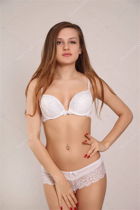 Giovane Ragazza Sexy In Biancheria Intima Su Uno Sfondo Bianco Foto