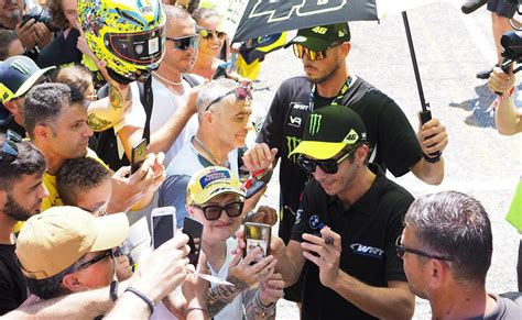 Il Dottore Torna A Misano Ottavo Posto In Pista E Bagno Di Folla Fuori