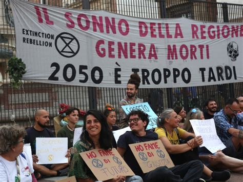 Clima Attivisti In Sciopero Della Fame A Bologna La Regione Si Attivi