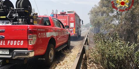 Tornano Gli Incendi Ad Acireale Bruciano Sterpaglie Fiamme Vicine