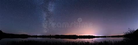 Céu Estrelado Da Noite Sobre Um Lago Pequeno Imagem de Stock Imagem