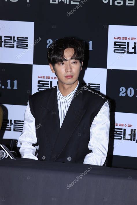 El Actor Surcoreano Lee Sang Yeob Asiste A Una Conferencia De Prensa