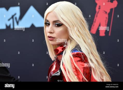 Ava Max Besucht Die 2019 Mtv Video Music Awards Im Prudential Center Am