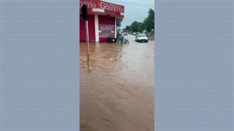 Vídeo Forte chuva causa transtornos e inunda ruas de Vilhena RO