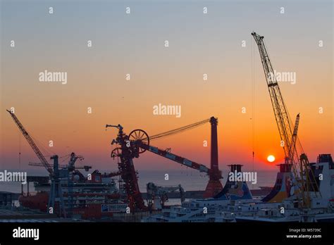 Pipelay Crane Vessel Hi Res Stock Photography And Images Alamy